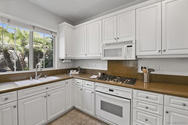2641 Bellezza Dr, San Diego CA: https://media.crmls.org/mediaz/7900de0a-d8da-402a-ac59-b1fce337a55b.jpg
