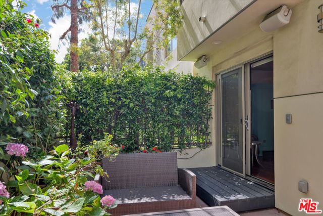 130 N Swall Drive, Beverly Hills CA: https://media.crmls.org/mediaz/79019b8f-0a39-4c94-acdd-41d37760cd60.jpg