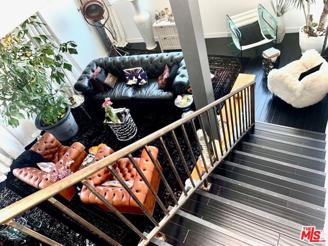 2515 Lincoln Boulevard, Venice CA: https://media.crmls.org/mediaz/7902a527-c64e-4bdd-8f5f-f285803dfad9.jpg