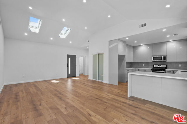 11028 Califa Street photo 8