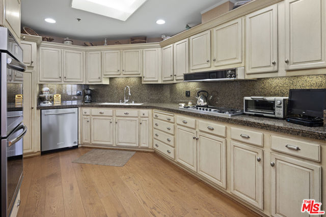 10560 Wilshire Boulevard, Los Angeles CA: https://media.crmls.org/mediaz/790371b6-2bf4-40ca-89c4-4b175a9efe71.jpg