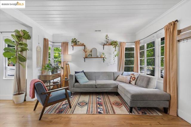 3148 Sylvan Ave, Oakland CA: https://media.crmls.org/mediaz/7903876e-51c4-496c-b2e2-5ccc4dfb8f79.jpg