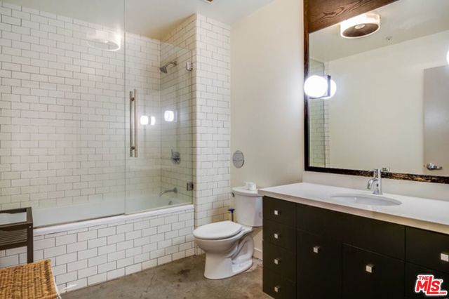 527 Molino Street, Los Angeles CA: https://media.crmls.org/mediaz/79040b24-a26c-4014-8f89-810d31df41ae.jpg