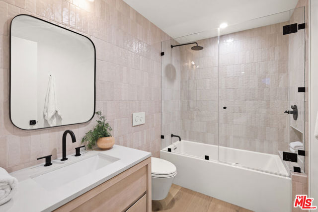 2530 Beverley Avenue, Santa Monica CA: https://media.crmls.org/mediaz/7904ecc8-78d0-4e1c-af1d-80522b48789e.jpg
