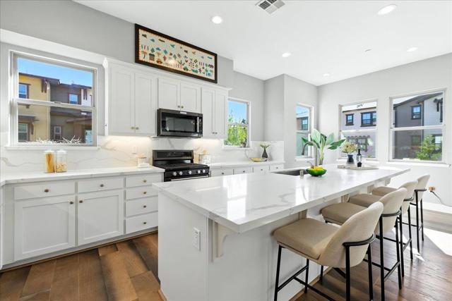324 Cherokee Loop, Mountain View CA: https://media.crmls.org/mediaz/790624fa-a672-4fc7-a9a4-863053c76fa4.jpg