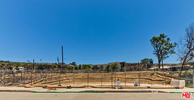16529 Chattanooga Place, Pacific Palisades CA: https://media.crmls.org/mediaz/79065543-edd9-4d98-82cd-e8bc588d0f8d.jpg