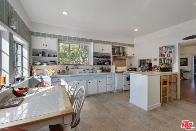 333 E Anapamu Street, Santa Barbara CA: https://media.crmls.org/mediaz/7906625f-a484-4554-aad5-91c294b51c9d.jpg