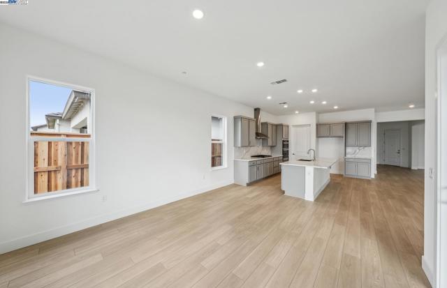 17685 Brightwood Avenue, Lathrop CA: https://media.crmls.org/mediaz/7906ce8e-b7f6-4185-9b29-424388460c3a.jpg