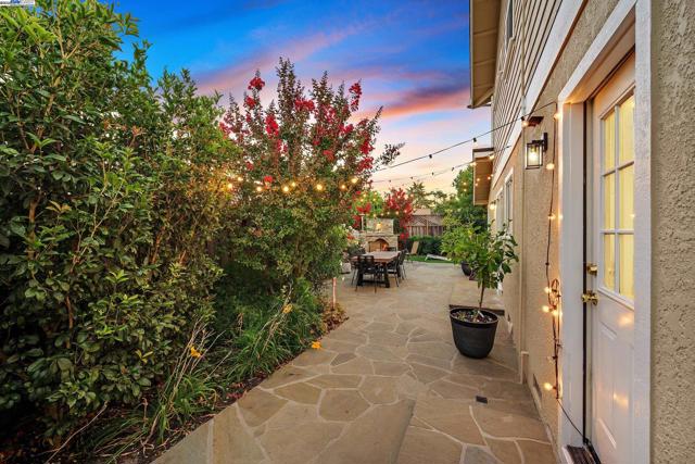 7872 Meadowbrook Ct, Pleasanton CA: https://media.crmls.org/mediaz/7906f16d-925b-429d-b723-c5a9f158f8f1.jpg