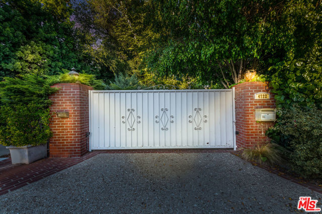 4722 Noeline Avenue, Encino CA: https://media.crmls.org/mediaz/79074a98-6ecc-4006-a125-225f98450315.jpg