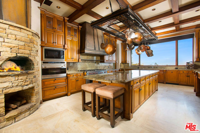 10066 Cielo Drive, Beverly Hills CA: https://media.crmls.org/mediaz/79075d11-91d6-4b40-aa57-3acd2173b49e.jpg