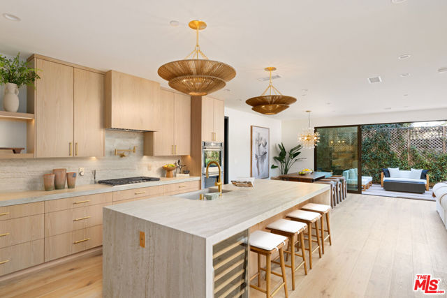 1008 Oakwood Avenue, Venice CA: https://media.crmls.org/mediaz/7907655a-7e00-43db-a31d-a3ddfe6ad63b.jpg