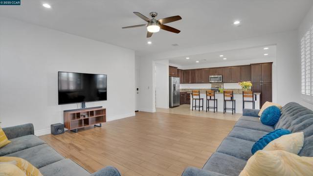 4763 Dundee St, Antioch CA: https://media.crmls.org/mediaz/79078944-e3dd-4bde-8c0a-2eaf4ee63760.jpg