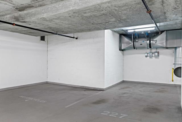 700 W E St, San Diego CA: https://media.crmls.org/mediaz/7907f35d-02d1-4e06-bf77-63117c76c38a.jpg
