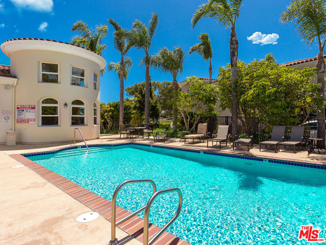 23949 De Ville Way, Malibu CA: https://media.crmls.org/mediaz/79083009-3ade-4a6d-b412-72c987db58dd.jpg