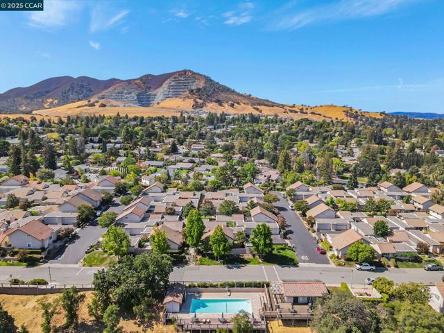 4 Mt Wilson Way, Clayton CA: https://media.crmls.org/mediaz/790851b9-fcbc-48e1-a2af-9fadcb591532.jpg