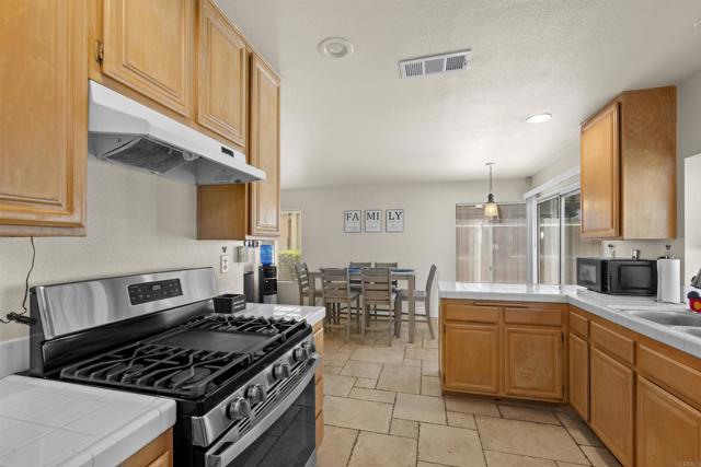 845 RIDGEWATER DR, Chula Vista CA: https://media.crmls.org/mediaz/790a226e-0e61-4902-869b-5ace33156190.jpg