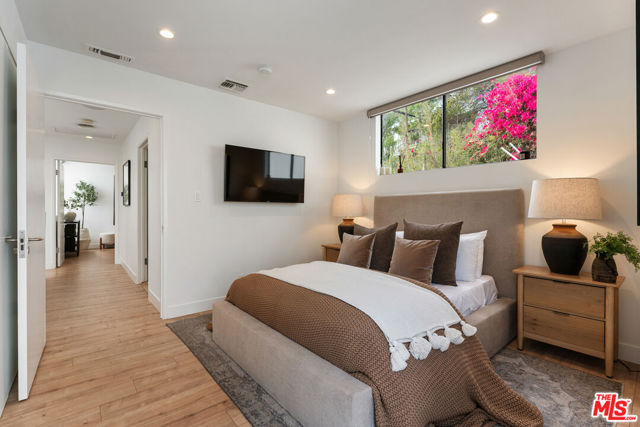 6469 Rodgerton Drive, Los Angeles CA: https://media.crmls.org/mediaz/790a2ae7-bb5c-451c-b64f-4c7726b4534c.jpg