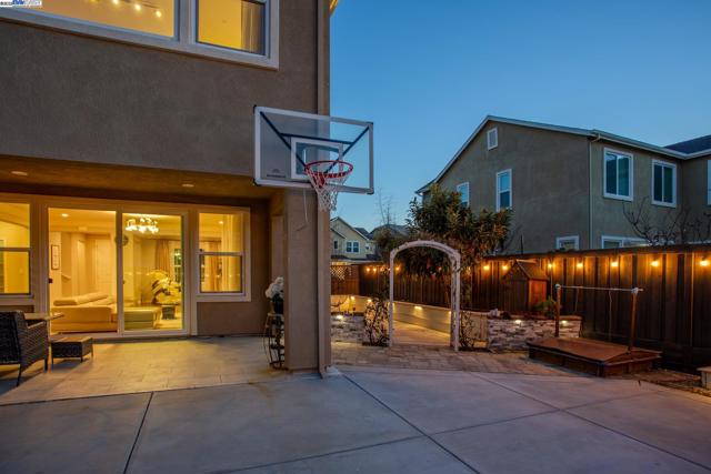 2239 Jessica Way, Tracy CA: https://media.crmls.org/mediaz/790a790d-d0fe-470e-bcdd-e6d595fba2e3.jpg