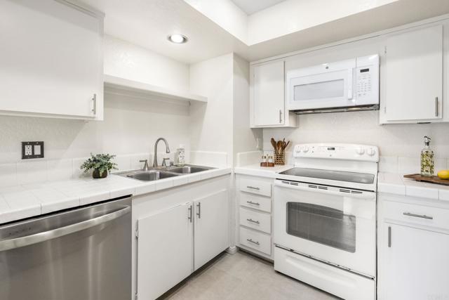 Detail Gallery Image 12 of 56 For 694 Ascot Dr, Vista,  CA 92083 - 3 Beds | 2/1 Baths