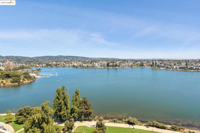 1555 Lakeside Dr, Oakland CA: https://media.crmls.org/mediaz/790b2ad2-dec3-4750-b6cc-1e45d7064a57.jpg
