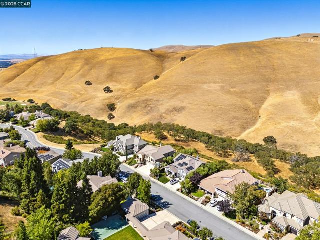 1023 Pebble Beach Dr, Clayton CA: https://media.crmls.org/mediaz/790b318e-5138-4f6d-9510-8bd3338bc2f1.jpg