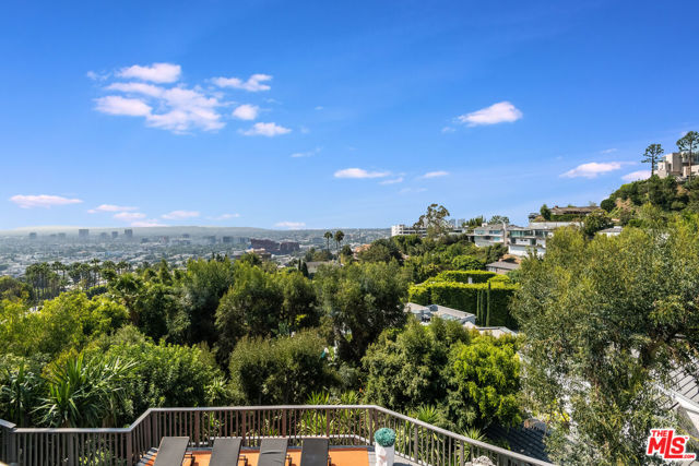 1344 Belfast Drive, Los Angeles CA: https://media.crmls.org/mediaz/790b3434-a6cd-46eb-bd66-f9d1c98a521c.jpg