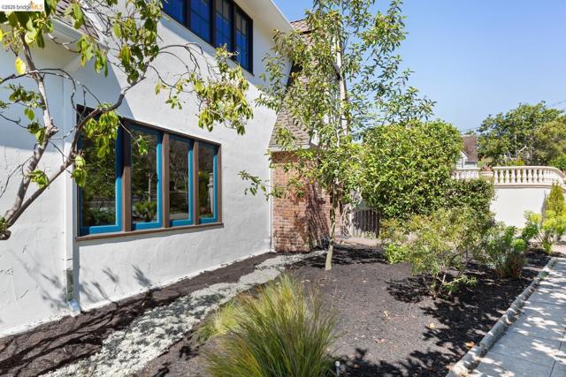 758 Spruce St, Berkeley CA: https://media.crmls.org/mediaz/790ccb9d-d5ce-4a95-b52e-f98d020044c8.jpg