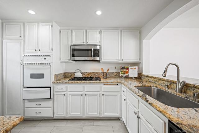 740 Breeze Hill Rd, Vista CA: https://media.crmls.org/mediaz/790d7532-23cc-46b5-bbaa-1ec7873ceb08.jpg