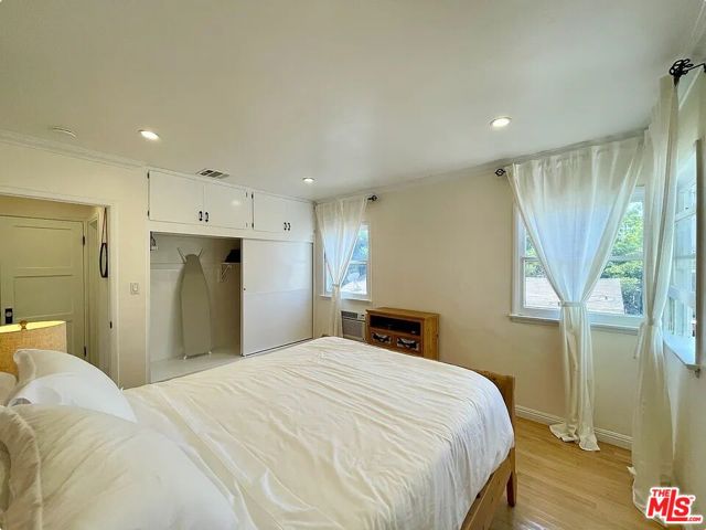 816 17th Street, Santa Monica CA: https://media.crmls.org/mediaz/790dcda7-b8dd-4ed2-ab31-10fbbe4728b4.jpg