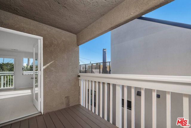 466 S Venice Boulevard, Venice CA: https://media.crmls.org/mediaz/790dd2ac-eea5-411b-b15d-cb29c5f9facc.jpg