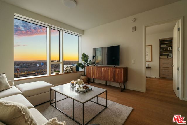 889 Francisco Street, Los Angeles CA: https://media.crmls.org/mediaz/790e0141-b437-4656-baba-03a3cf670318.jpg