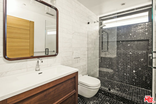 436 N Plymouth Boulevard, Los Angeles CA: https://media.crmls.org/mediaz/790e1419-7223-4569-9d2d-7601d16e9813.jpg
