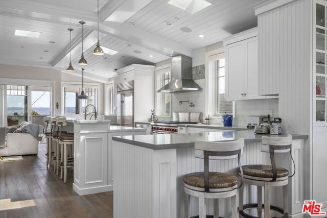 636 12th Street, Manhattan Beach CA: https://media.crmls.org/mediaz/79104307-8578-45af-94cf-c8f7c3ee6c73.jpg