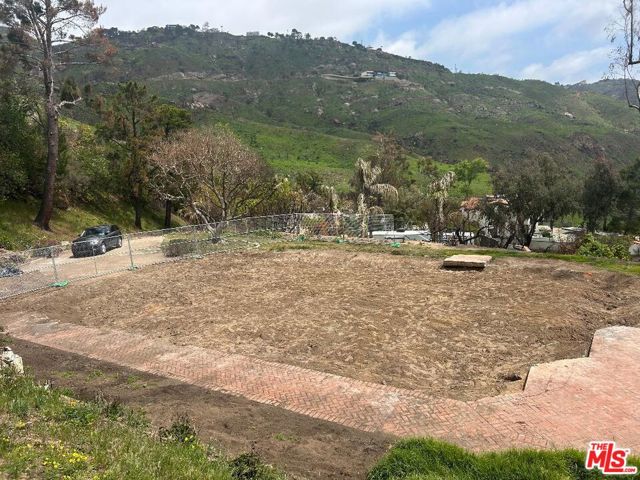 23442 W Copacabana Street, Malibu CA: https://media.crmls.org/mediaz/79104b60-8e1c-4a12-858e-1736226bce11.jpg