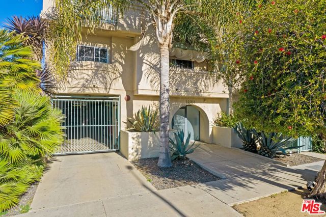 12311 Pacific Avenue, Los Angeles CA: https://media.crmls.org/mediaz/79107822-251a-4ef8-87fb-fa503fc93616.jpg