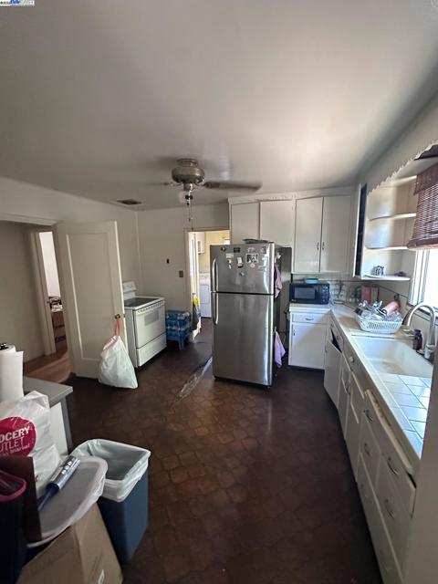 574 Juana Ave, San Leandro CA: https://media.crmls.org/mediaz/79113632-3599-4be5-aa30-5f9eec849d5d.jpg