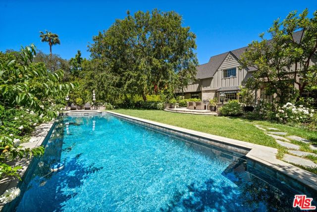 143 S Muirfield Road, Los Angeles CA: https://media.crmls.org/mediaz/79118a5c-61c9-4a39-8d80-1487657d0faf.jpg