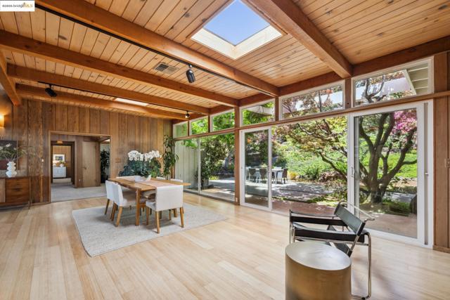 1 Garden Dr, Kensington CA: https://media.crmls.org/mediaz/7911a1e6-3f2e-472c-873d-8facf58c179c.jpg