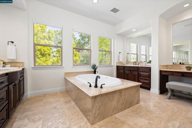 837 O'Brien Place, Danville CA: https://media.crmls.org/mediaz/79124602-db27-4132-9e87-6795b20bbb99.jpg