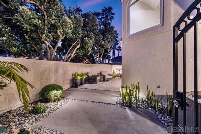 12 Mardi Gras Rd, Coronado CA: https://media.crmls.org/mediaz/79137cea-9969-47bb-9f2c-2d6adb191150.jpg