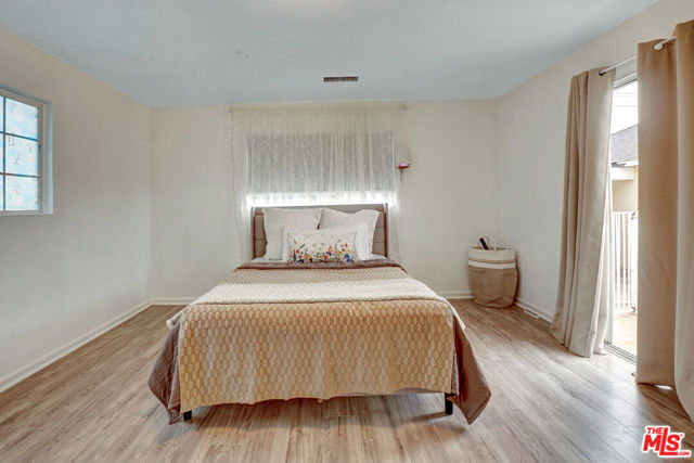 6230 Peach Avenue, Van Nuys CA: https://media.crmls.org/mediaz/7914b9eb-e08e-46c8-b571-daa68dd98510.jpg