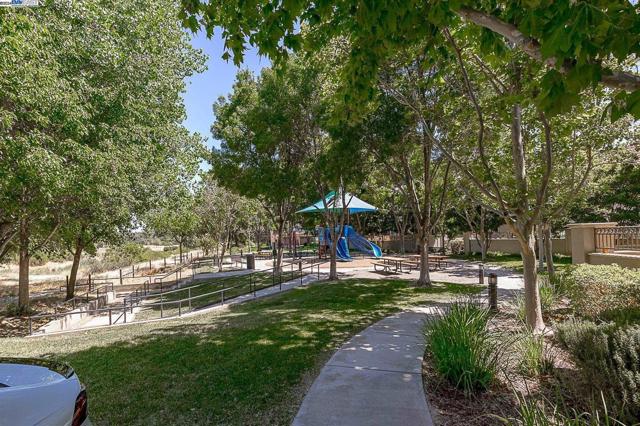 233 S Yucatan Place, Mountain House CA: https://media.crmls.org/mediaz/79161a25-04f8-4c99-b68b-affef1a007e4.jpg