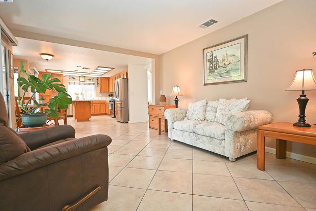4525 Wolverine Way, Antioch CA: https://media.crmls.org/mediaz/79165c64-b51f-4fe2-94b0-d86644a9ec37.jpg
