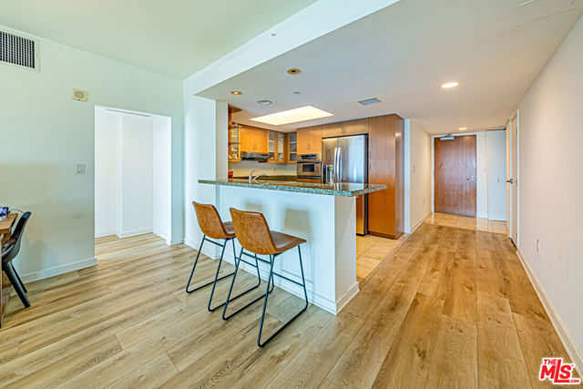 13700 Marina Pointe Drive, Marina del Rey CA: https://media.crmls.org/mediaz/7916ee16-ed24-4ed2-9d83-0263ade29b65.jpg