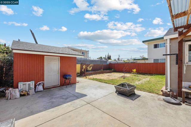 7447 Lockwood St, Oakland CA: https://media.crmls.org/mediaz/79170969-1721-454b-b4c7-16d67346fe9c.jpg