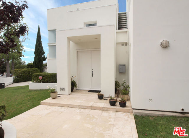 269 N Bundy Drive, Los Angeles CA: https://media.crmls.org/mediaz/7917773f-d769-42ed-a51e-fa68aa3029ab.jpg