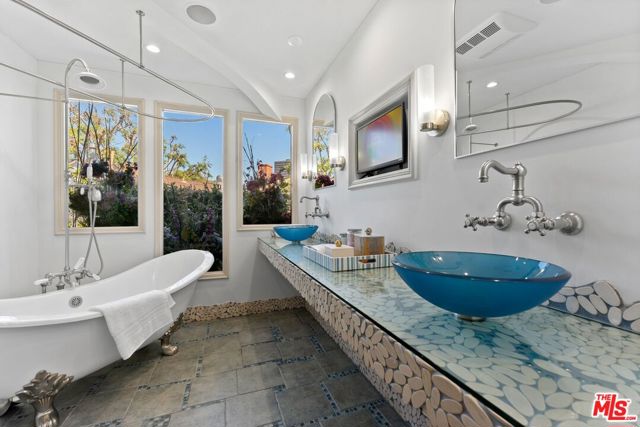 10320 Mississippi Avenue, Los Angeles CA: https://media.crmls.org/mediaz/79179dcf-abf2-459b-80e6-dc010db48ded.jpg