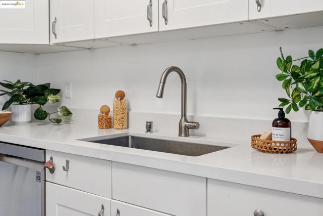 2028 Damuth St, Oakland CA: https://media.crmls.org/mediaz/7917d612-9e39-42a5-987d-504533662ebb.jpg