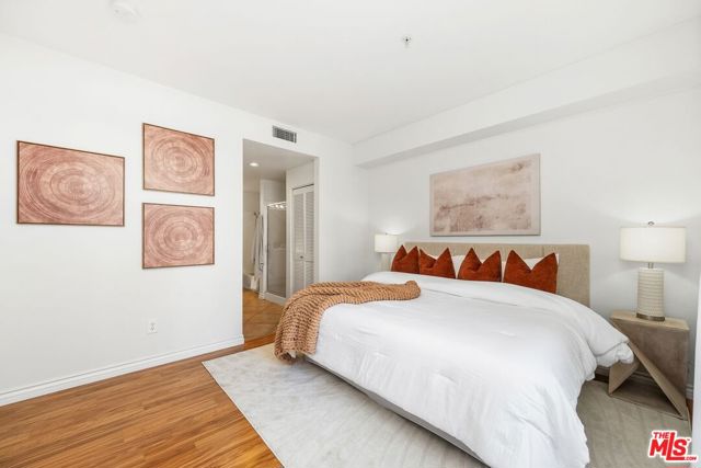 13200 Pacific Promenade, Playa Vista CA: https://media.crmls.org/mediaz/79181576-b4de-438c-8e3c-01567e39312e.jpg